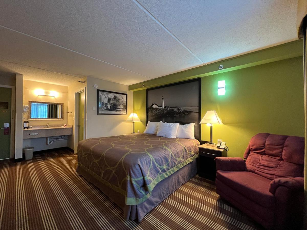 Super 8 By Wyndham Bangor Hotel Exterior foto