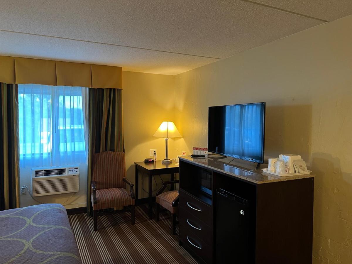 Super 8 By Wyndham Bangor Hotel Exterior foto