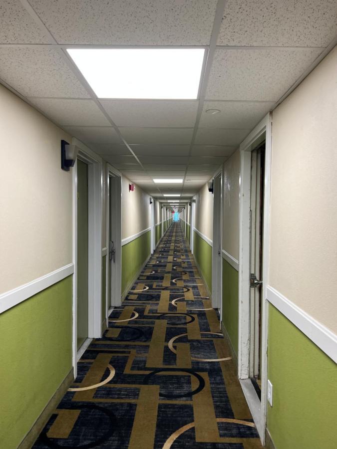 Super 8 By Wyndham Bangor Hotel Exterior foto