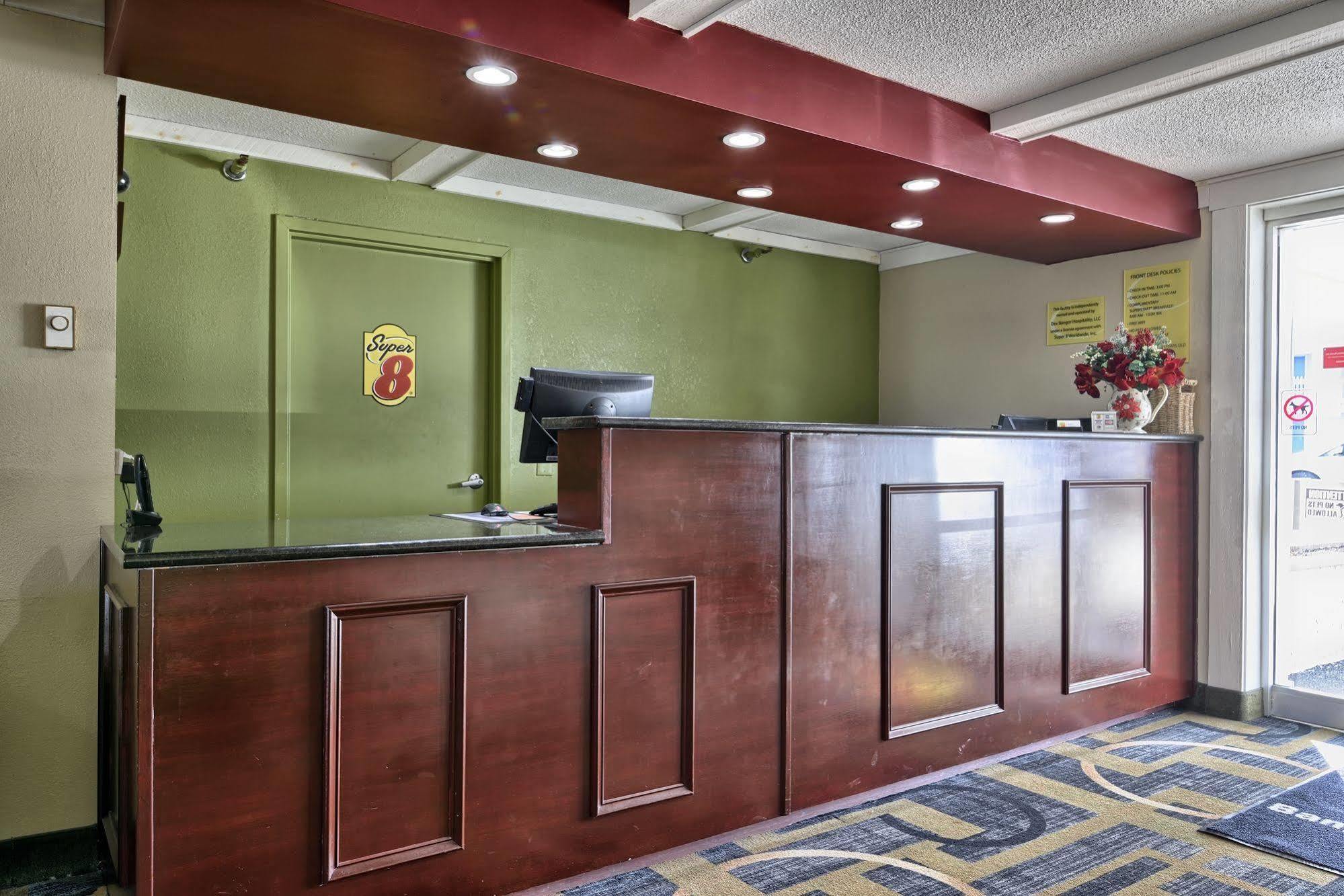 Super 8 By Wyndham Bangor Hotel Exterior foto
