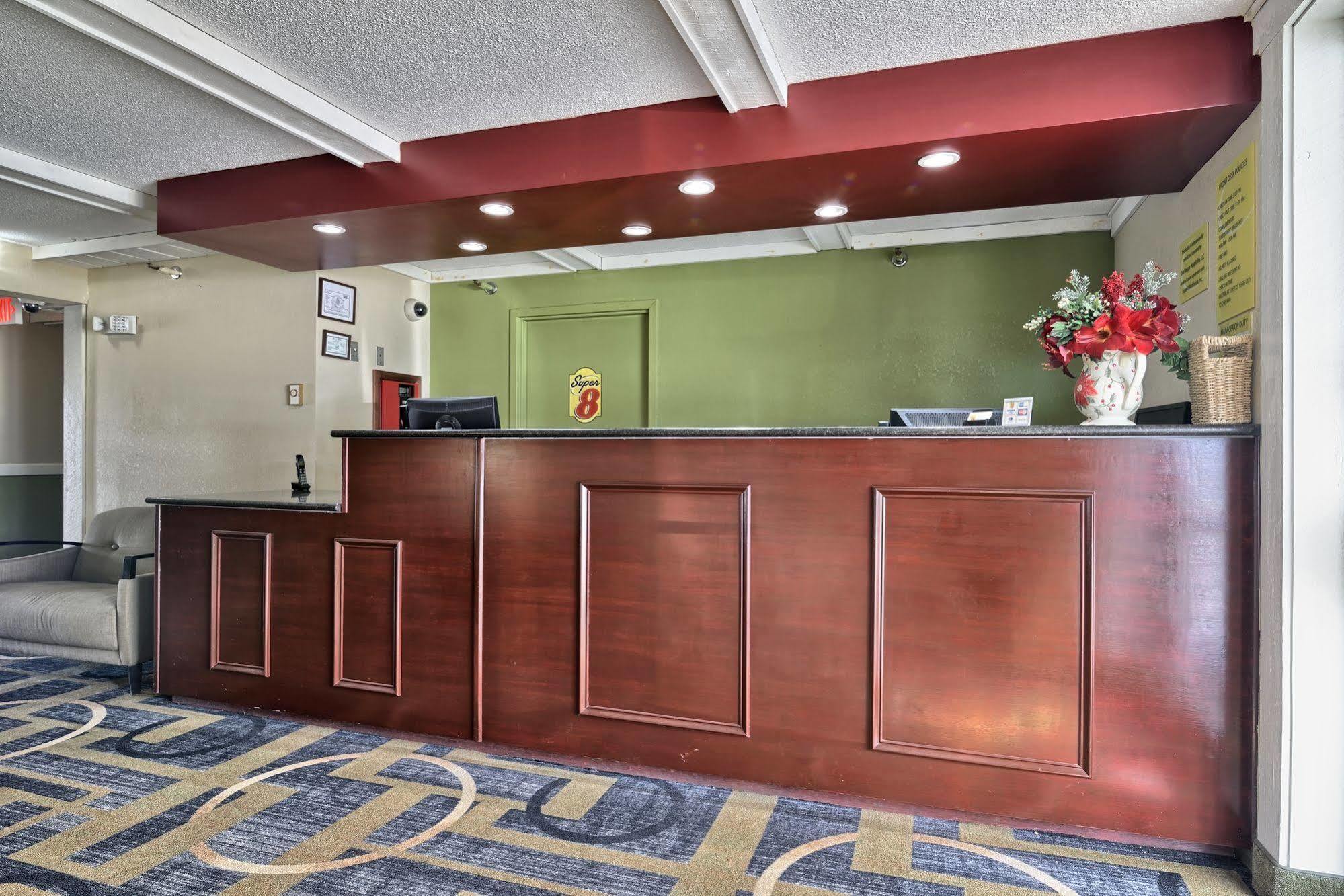 Super 8 By Wyndham Bangor Hotel Exterior foto